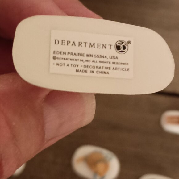 Department 56 Village Cats and Dogs Set of 6 Village Accessories 56.52828 - Picture 9 of 13